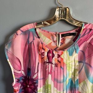 SELLING VERTIGO TOP FOR WOMEN SIZE MEDIUM COLOR FLORAL PATTERN SLEEVELESS BNWOT